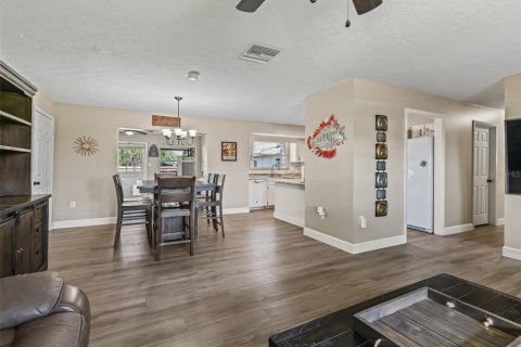 House in Lake Panasoffkee, Florida 3 bedrooms, 152.82 sq.m. № 1745272 - photo 9