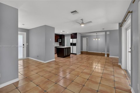 House in Palmetto Bay, Florida 3 bedrooms, 135.82 sq.m. № 2055441 - photo 8