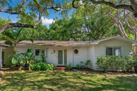 House in Palmetto Bay, Florida 3 bedrooms, 135.82 sq.m. № 2055441