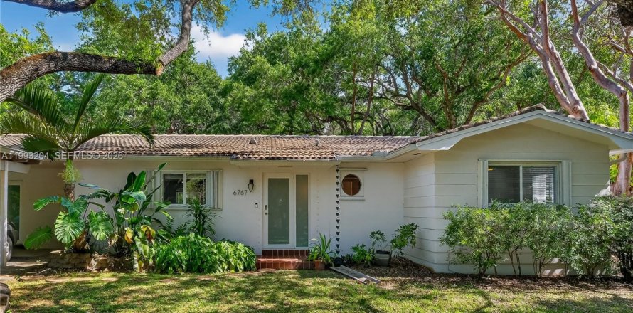 House in Palmetto Bay, Florida 3 bedrooms, 135.82 sq.m. № 2055441