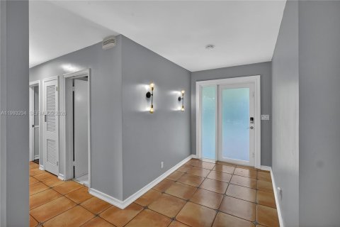 House in Palmetto Bay, Florida 3 bedrooms, 135.82 sq.m. № 2055441 - photo 10