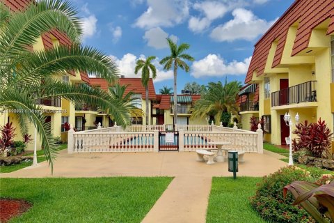 Condominio en alquiler en Hialeah, Florida, 1 dormitorio, 54.81 m2 № 1944503 - foto 1