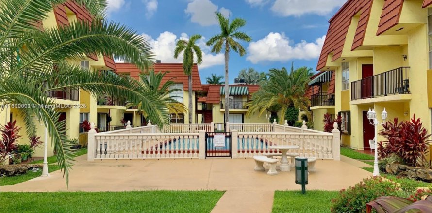 Condominio en Hialeah, Florida, 1 dormitorio № 1944503