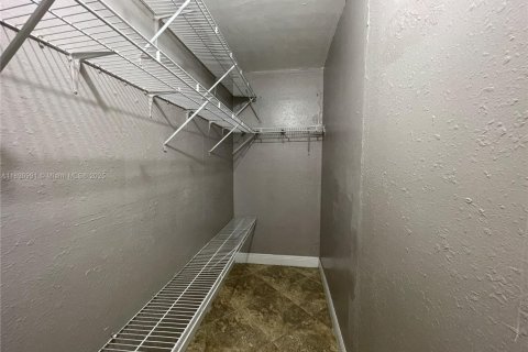 Condominio en alquiler en Hialeah, Florida, 1 dormitorio, 54.81 m2 № 1944503 - foto 14