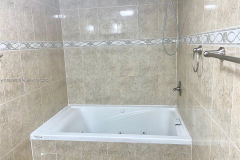 Condominio en alquiler en Hialeah, Florida, 1 dormitorio, 54.81 m2 № 1944503 - foto 16