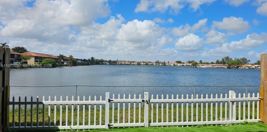 Condo in Hialeah, Florida, 3 bedrooms  № 2042125