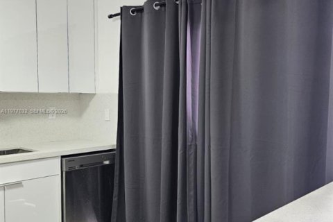 Condo in Hialeah, Florida, 3 bedrooms  № 2042125 - photo 2