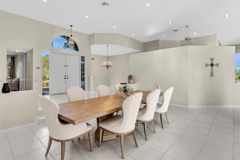 Снять в аренду виллу или дом в Уэстон, Флорида 5 спален, 358.32м2, № 2031103 - фото 15