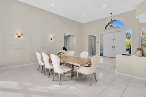 Снять в аренду виллу или дом в Уэстон, Флорида 5 спален, 358.32м2, № 2031103 - фото 17