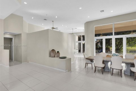 Снять в аренду виллу или дом в Уэстон, Флорида 5 спален, 358.32м2, № 2031103 - фото 11