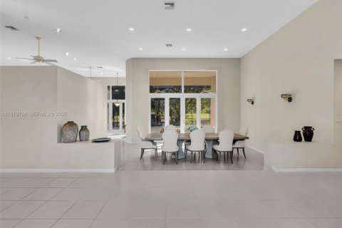 Снять в аренду виллу или дом в Уэстон, Флорида 5 спален, 358.32м2, № 2031103 - фото 10