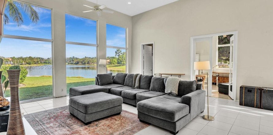 Дом в Уэстон, Флорида 5 спален, 358.32м2 № 2031103