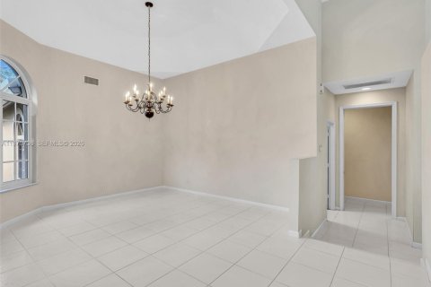 Снять в аренду виллу или дом в Уэстон, Флорида 5 спален, 358.32м2, № 2031103 - фото 25