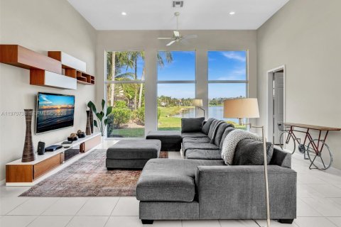 Снять в аренду виллу или дом в Уэстон, Флорида 5 спален, 358.32м2, № 2031103 - фото 30