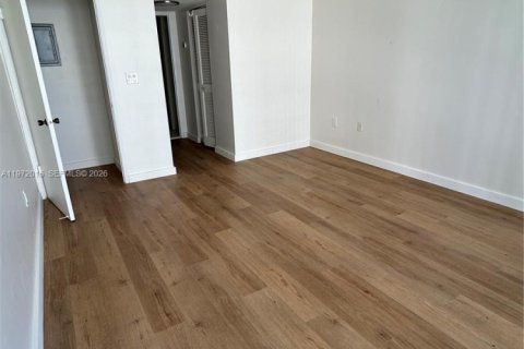 Condo in Miami, Florida, 1 bedroom  № 2035936 - photo 7