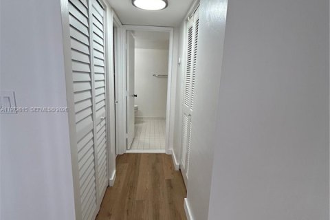 Condo in Miami, Florida, 1 bedroom  № 2035936 - photo 10