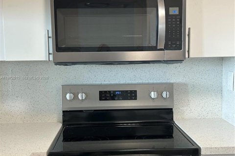 Condo in Miami, Florida, 1 bedroom  № 2035936 - photo 6