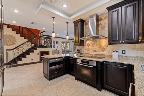 House in Saint Petersburg, Florida 3 bedrooms, 312.71 sq.m. № 2344911 - photo 14