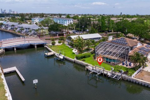 House in Saint Petersburg, Florida 3 bedrooms, 312.71 sq.m. № 2344911 - photo 7