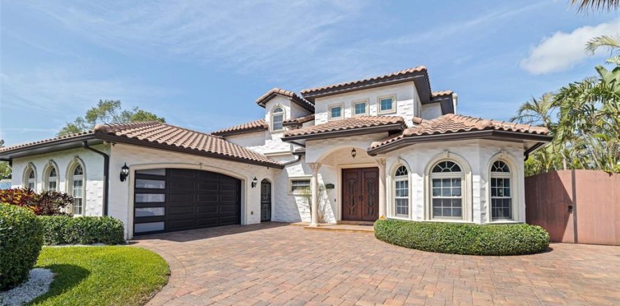 House in Saint Petersburg, Florida 3 bedrooms, 312.71 sq.m. № 2344911