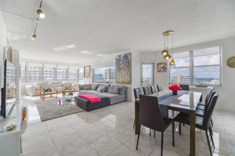 Condominio en alquiler en Hallandale Beach, Florida, 3 dormitorios, 165.37 m2 № 2060145 - foto 6