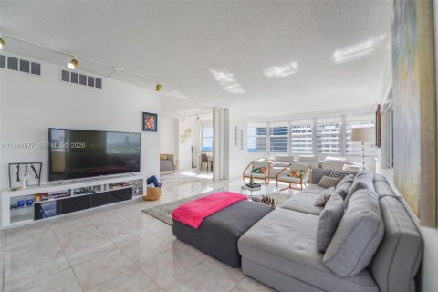 Condominio en alquiler en Hallandale Beach, Florida, 3 dormitorios, 165.37 m2 № 2060145 - foto 10