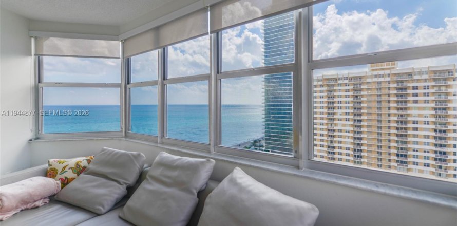 Condominio en Hallandale Beach, Florida, 3 dormitorios  № 2060145