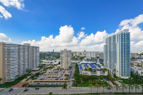 Condominio en alquiler en Hallandale Beach, Florida, 3 dormitorios, 165.37 m2 № 2060145 - foto 3