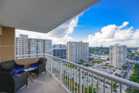 Condominio en alquiler en Hallandale Beach, Florida, 3 dormitorios, 165.37 m2 № 2060145 - foto 5