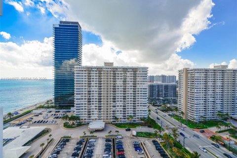 Condominio en alquiler en Hallandale Beach, Florida, 3 dormitorios, 165.37 m2 № 2060145 - foto 2