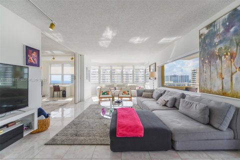 Condominio en alquiler en Hallandale Beach, Florida, 3 dormitorios, 165.37 m2 № 2060145 - foto 11