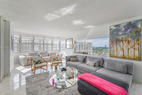 Condominio en alquiler en Hallandale Beach, Florida, 3 dormitorios, 165.37 m2 № 2060145 - foto 9