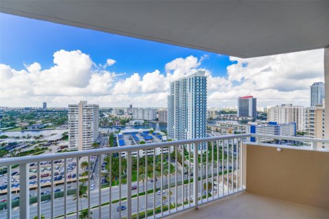 Condominio en alquiler en Hallandale Beach, Florida, 3 dormitorios, 165.37 m2 № 2060145 - foto 4