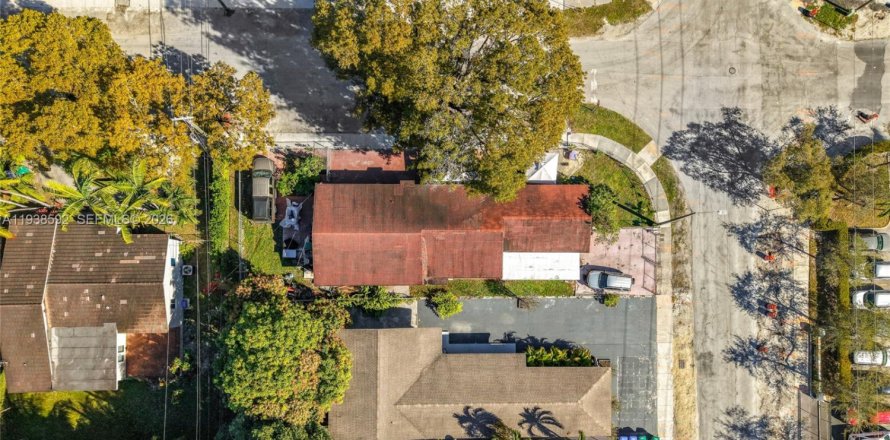 Immobilier commercial à Miami, Floride 130.99 m2 № 2152635