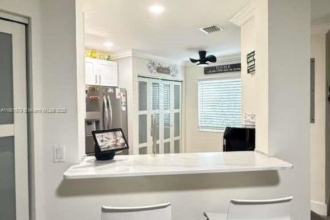 Снять в аренду таунхаус в Дирфилд-Бич, Флорида 3 спальни, 128.76м2, № 1954041 - фото 11