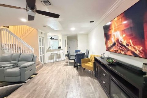 Снять в аренду таунхаус в Дирфилд-Бич, Флорида 3 спальни, 128.76м2, № 1954041 - фото 1