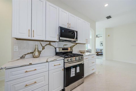 House in Tampa, Florida 4 bedrooms, 201.51 sq.m. № 1803383 - photo 20