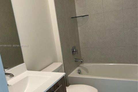 Copropriété à louer à Doral, Floride: 3 chambres, 104.42 m2 № 2046917 - photo 4