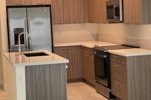 Copropriété à louer à Doral, Floride: 3 chambres, 104.42 m2 № 2046917 - photo 2