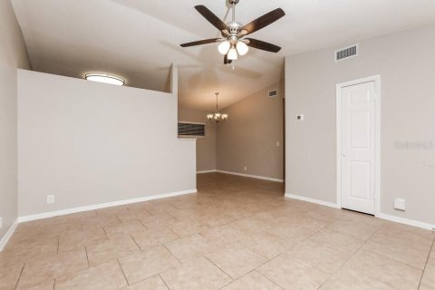 Villa ou maison à louer à Eustis, Floride: 3 chambres, 120.4 m2 № 2406976 - photo 3