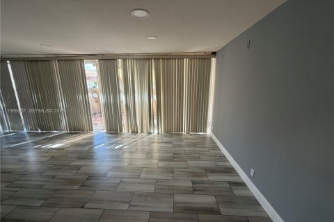 Casa en venta en Plantation, Florida, 5 dormitorios, 187.66 m2 № 2031866 - foto 6