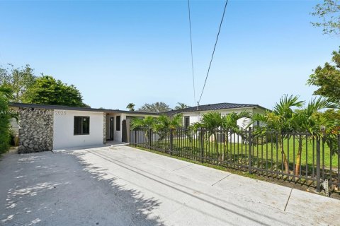 Villa ou maison à vendre à Miami, Floride: 5 chambres, 163.97 m2 № 2169340 - photo 3