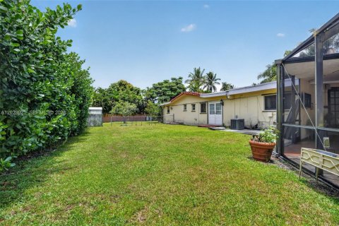 Villa ou maison à vendre à Miami, Floride: 4 chambres, 311.04 m2 № 2176109 - photo 16