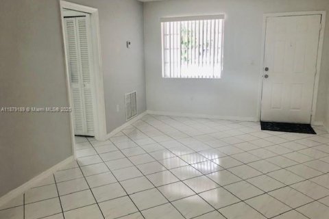 Casa en alquiler en Miami, Florida, 4 dormitorios, 139.45 m2 № 1927789 - foto 7