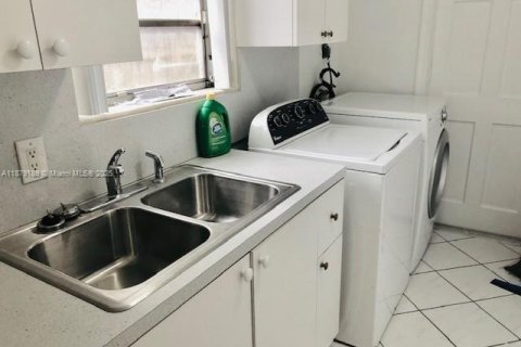 Casa en alquiler en Miami, Florida, 4 dormitorios, 139.45 m2 № 1927789 - foto 25