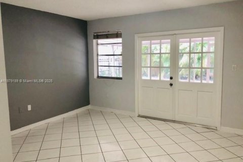 Casa en alquiler en Miami, Florida, 4 dormitorios, 139.45 m2 № 1927789 - foto 22