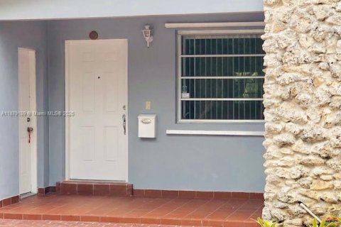 Casa en alquiler en Miami, Florida, 4 dormitorios, 139.45 m2 № 1927789 - foto 2