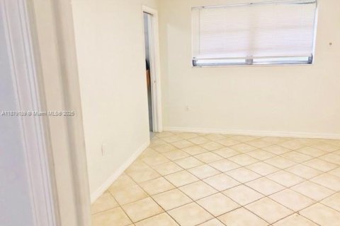 Casa en alquiler en Miami, Florida, 4 dormitorios, 139.45 m2 № 1927789 - foto 20