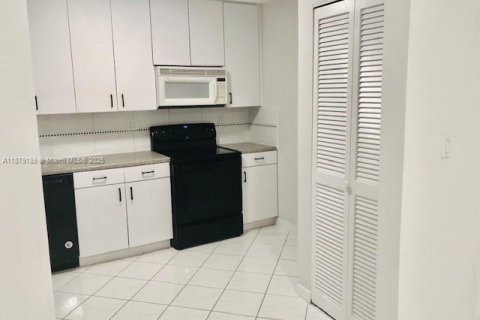 Casa en alquiler en Miami, Florida, 4 dormitorios, 139.45 m2 № 1927789 - foto 9