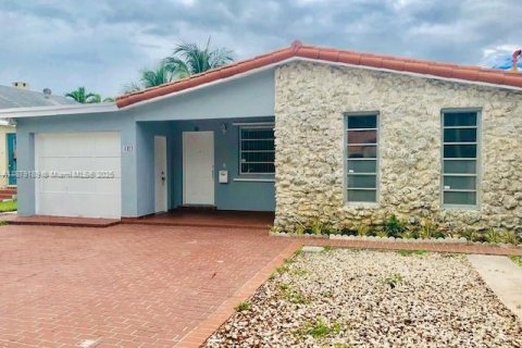 Casa en alquiler en Miami, Florida, 4 dormitorios, 139.45 m2 № 1927789 - foto 1